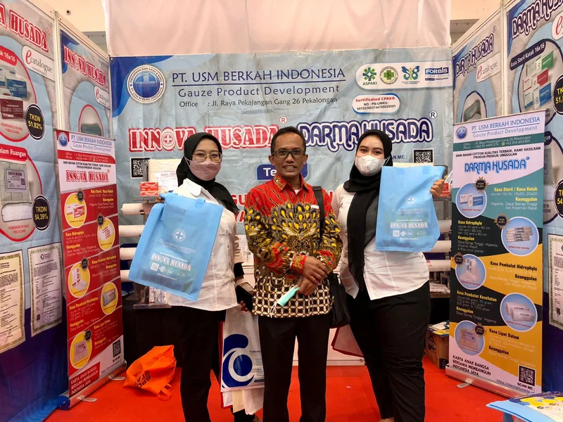Ust. Muhammad Irzal, dari PT. USM Berkah Indonesia berfoto di depan stand pameran alkes kementerian kesehatan RI (4/11/2022), Foto: Ekslusif