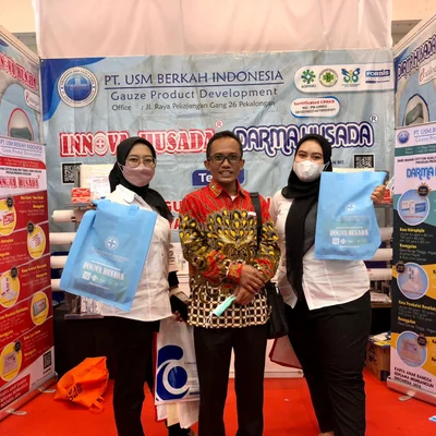 Ust. Muhammad Irzal, dari PT. USM Berkah Indonesia berfoto di depan stand pameran alkes kementerian kesehatan RI (4/11/2022), Foto: Ekslusif