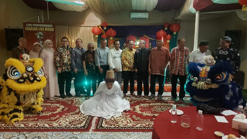 Foto bersama dalam rangka ulang tahun ke-4 Restoran Arab Chefis Resto