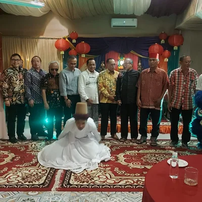 Foto bersama dalam rangka ulang tahun ke-4 Restoran Arab Chefis Resto