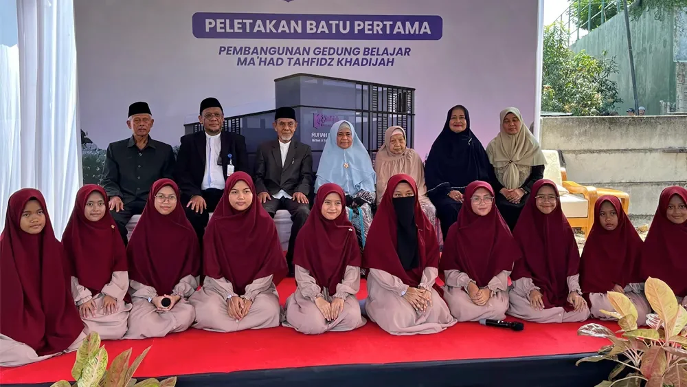 Dari Impian Seorang Ibu, Tumbuh Sebuah Pesantren. Kisah dibalik Peletakan Batu Pertama Mahad Tahfidh Khadijah rintisan Ust Sefi Khirijil Yaman.