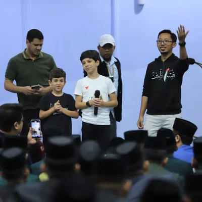 Ustadz Husein Gaza bersama 2 anak Palestina