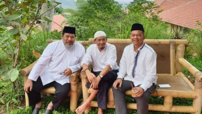 H. Agus Maulana (paling kanan) Bersama Kyai Abduh (tengah) dan Kyai Musa Haris alm di pesantren kumala lestari cipanas