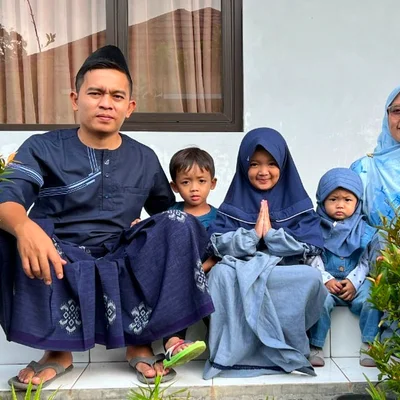 Sukses di dunia konveksi, Salman Alparisi, alumni Gontor 2007 merambah dunia kuliner.