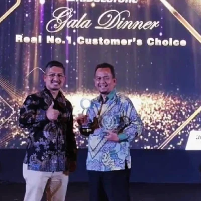 Agus Maulana yang merupakan Owner sekaligus CEO dari Agus Lio Ban Group menerima penghargaan