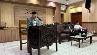 KH. Amal Fathullah Zarkasyi memberikan pesan dan nasihat dalam acara Silaturahim Lebaran FORBIS IKPM Gontor