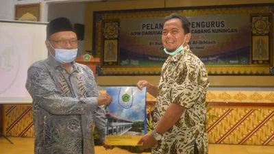 Penyerahan Cendera Mata dari Pimpinan Pondok Pesantren Modern Al-Ikhlas ke Ketua Umum FORBIS IKPM Gontor