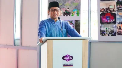 Ketua FPAG, Dr KH Zulkifli Muhadli memberi sambutan dalam acara peringatan 1 windu PM Darul Falah, Cimenteng.