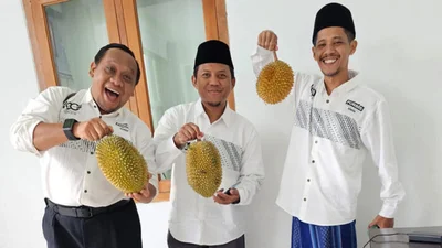Menikmati durian Wanasalam, yang dibawa oleh Ust. Anas Asrofi