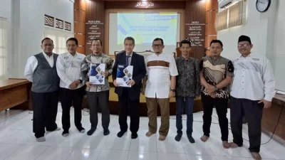 Para pengurus FORBIS IKPM Gontor berfoto bersama dengan rektor UNIDA dalam acara penandatanganan MoU di Kampus UNIDA Gontor, Senin 30 Juni 2025