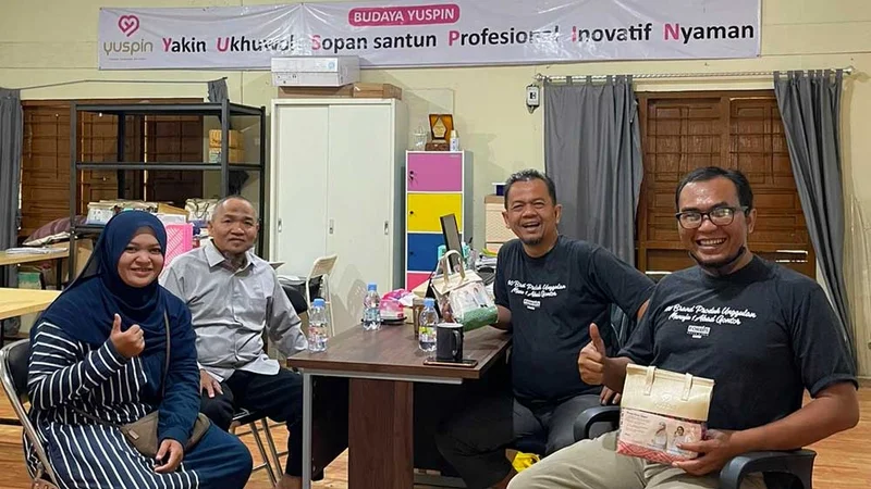 Ust. Agus maulana, kedua dari kanan bersama Ustz Rafiah Rusyda, ditemani sang ayah.