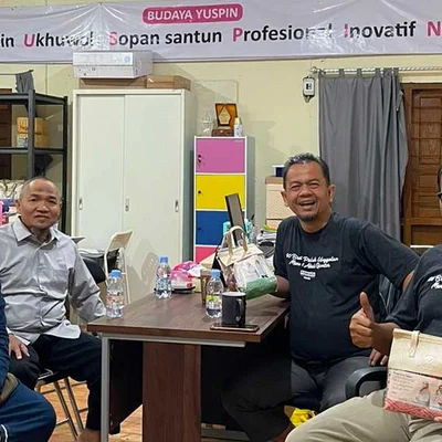Ust. Agus maulana, kedua dari kanan bersama Ustz Rafiah Rusyda, ditemani sang ayah.