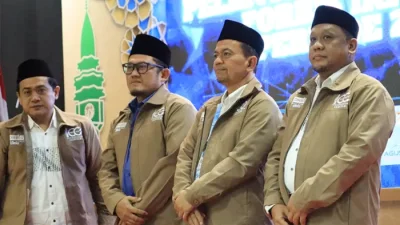 Dari Kanan: Ust. Sefi Khirijil Yaman, Wakil Ketua Umum 1, H. Agus Maulana, Ketua Umum, Luqman Hakim Arifin, Wakil Ketua Umum 2 dan David Rusdianto Sekretaris jenderal FORBIS IKPM Gontor.