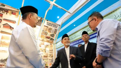 KH. Hasan Abdullah Sahal, Pimpinan PMDG sedang mengunjungi stand Nyiku Desain