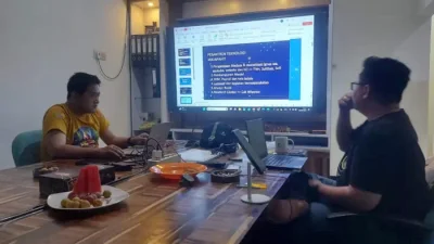David Rusdianto bersama rekannya membicarakan konsep Pesantren Teknologi Majapahit.
