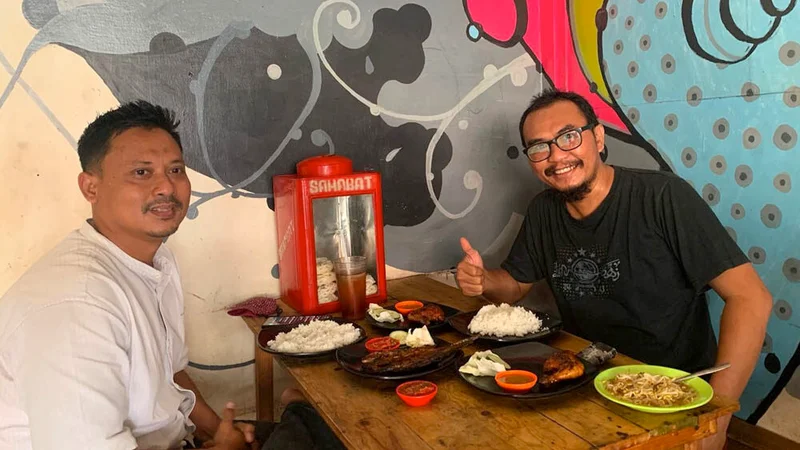 Roni Susanto, sebelah kanan, bersama Wasugi